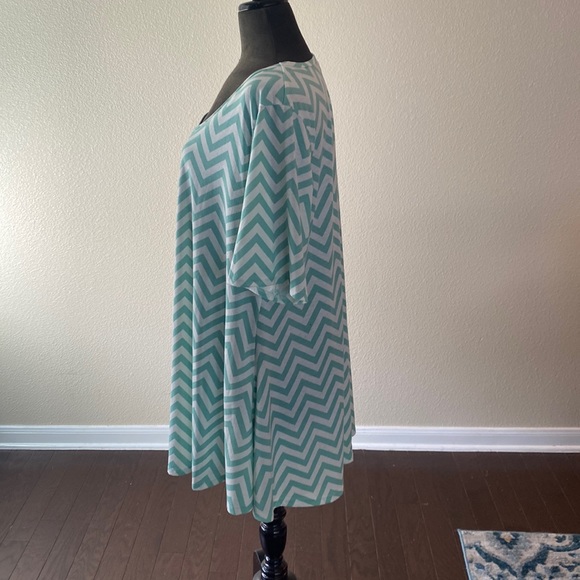 - Lularoe Perfect Tee size 3XL - Picture 3 of 5